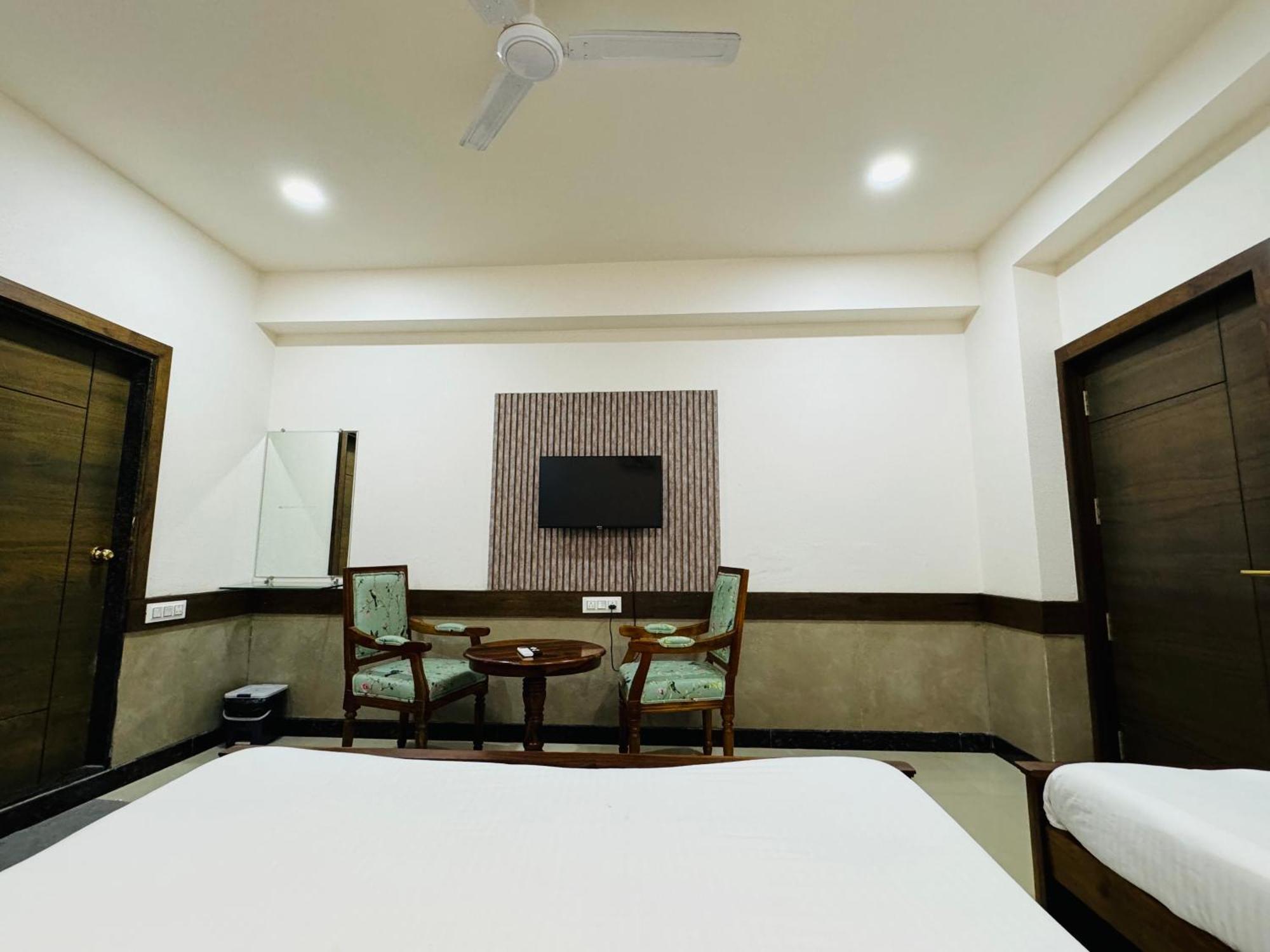 Hotel Tirth By Sonu'S 우자인 객실 사진